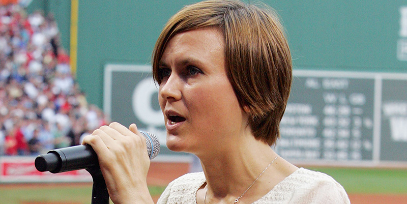 Juliana Hatfiled canta l'inno prima di una partita di baseball a Boston nel 2006 (Jim McIsaac/Getty Images)