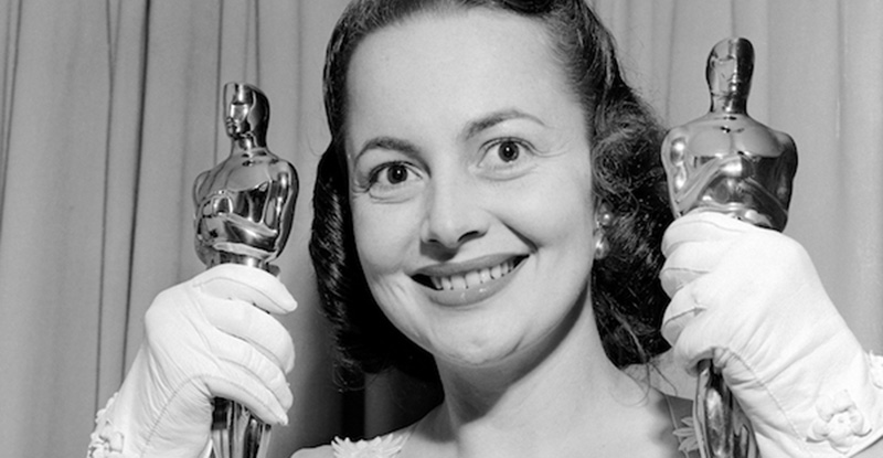 Olivia de Havilland a casa sua dopo aver vinto l'Oscar come miglior attrice per il film L'ereditiera, 24 marzo 1950. L'altro Oscar lo vinse nel 1947 per A ciascuno il suo destino
(AP Photo)