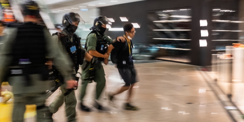 La polizia arresta un attivista durante una manifestazione contro la nuova legge sulla sicurezza nazionale, in occasione del 23° anniversario del passaggio della città dal Regno Unito alla Cina il 1° luglio 2020 a Hong Kong. (Billy H.C. Kwok / Getty Images)