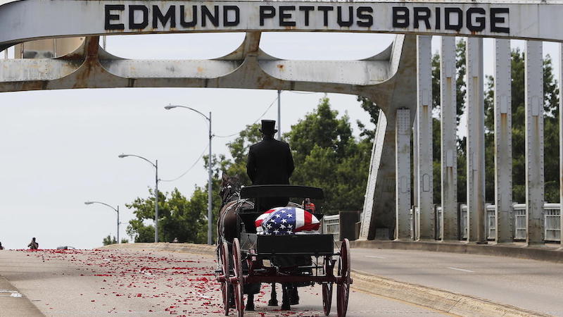 Il passaggio del feretro di John Lewis sull'Edmund Pettus Bridge di Selma, 26 luglio 2020
(EPA/ERIK S. LESSER/ansa)