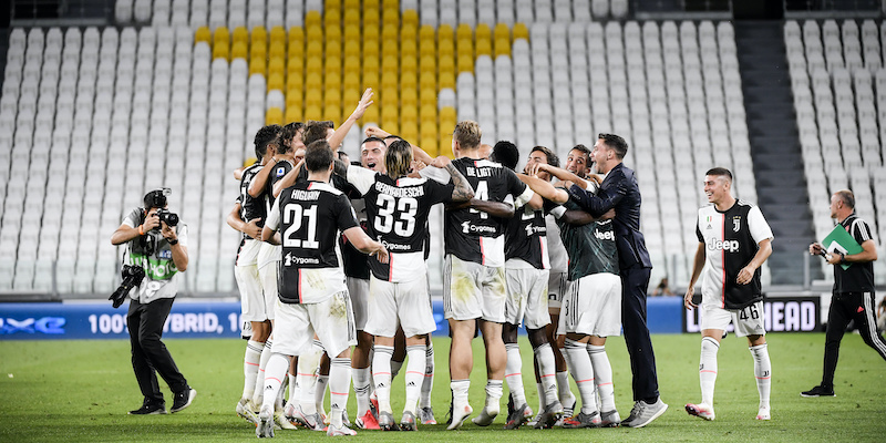 I giocatori della Juventus festeggiano la vittoria dello Scudetto all'Allianz Stadium (Marco Alpozzi/LaPresse)