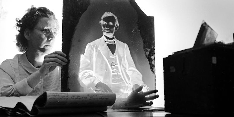 Una ricercatrice regge uno dei negativi fotografici più preziosi degli Stati Uniti: ritrae il presidente Abraham Lincoln nel 1865; l'immagine fu realizzata dal fotografo Mathew Brady e il negativo è conservato negli Archivi Nazionali di Washington (Three Lions/Getty Images)