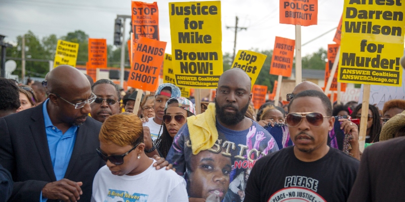 I genitori di Michael Brown durante una marcia di protesta per la morte del figlio, il 30 agosto 2014, a Saint Louis, in Missouri, negli Stati Uniti. (Aaron P. Bernstein/Getty Images)