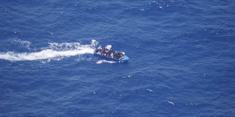 Un barcone con migranti a bordo avvistato il 16 luglio 2020 dall'aereo di ricognizione di Sea Watch a 54 miglia da Lampedusa, nella zona Sar maltese (ANSA/TWITTER SEA WATCH)