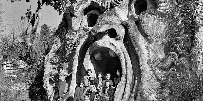 Dettaglio della copertina di "I mostri" di Carlo Calenda; la statua fotografata si trova nel Parco dei Mostri di Bomarzo, in provincia di Viterbo (Feltrinelli, 2020)