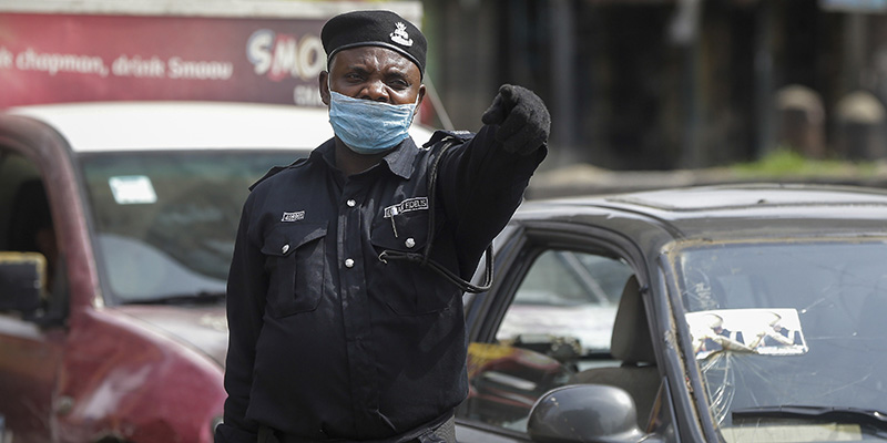 Un poliziotto a un posto di blocco, Lagos, Nigeria, 31 marzo 2020 (AP Photo/Sunday Alamba)