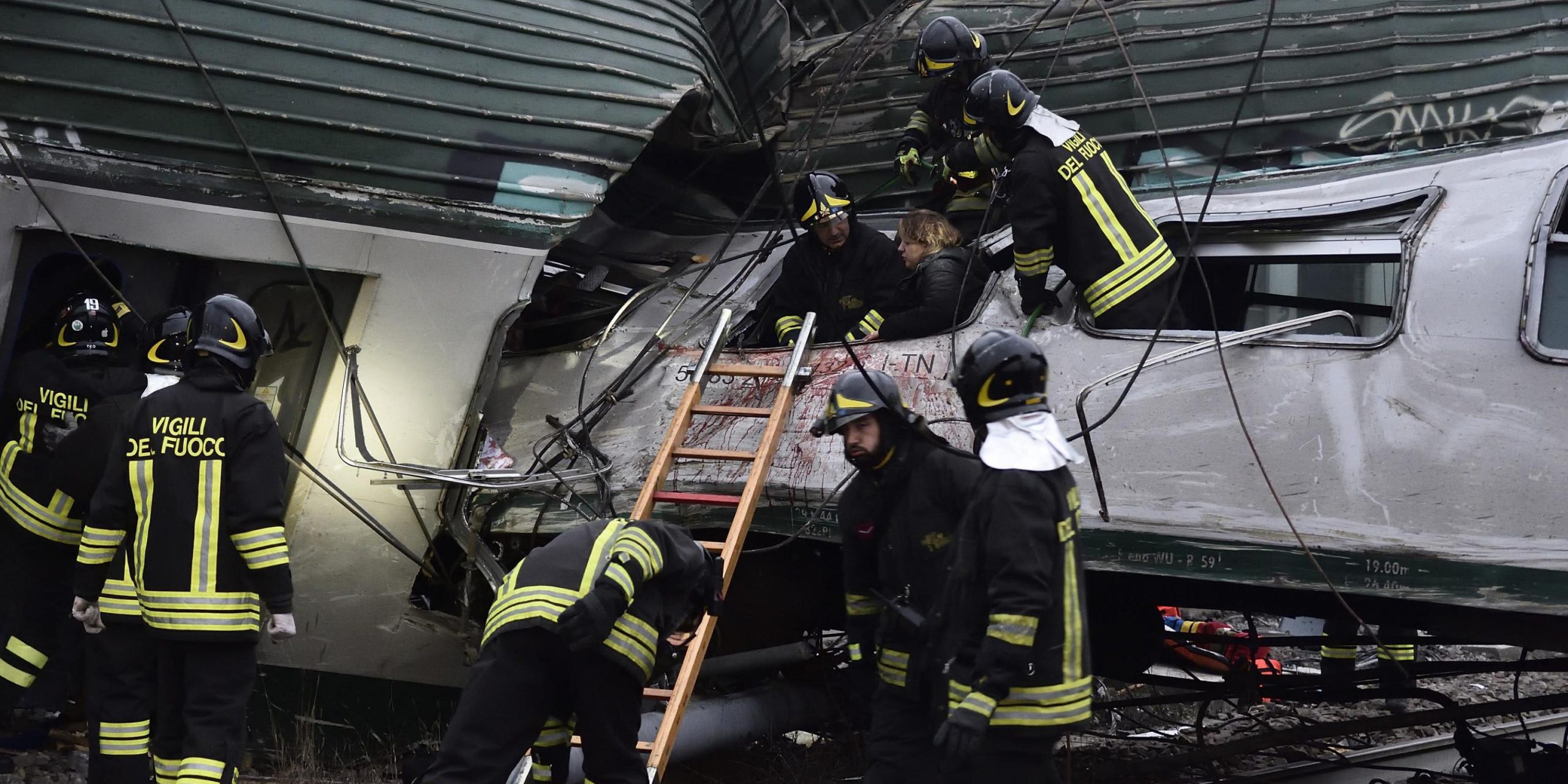 Un'immagine dei soccorsi dopo l'incidente ferroviario di Pioltello del 25 gennaio del 2018 (ANSA/FLAVIO LOSCALZO)