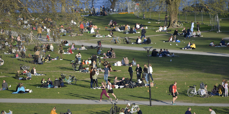 In un parco di Stoccolma, in Svezia, il 22 aprile 2020 (La Presse/Anders Wiklund/TT via AP)