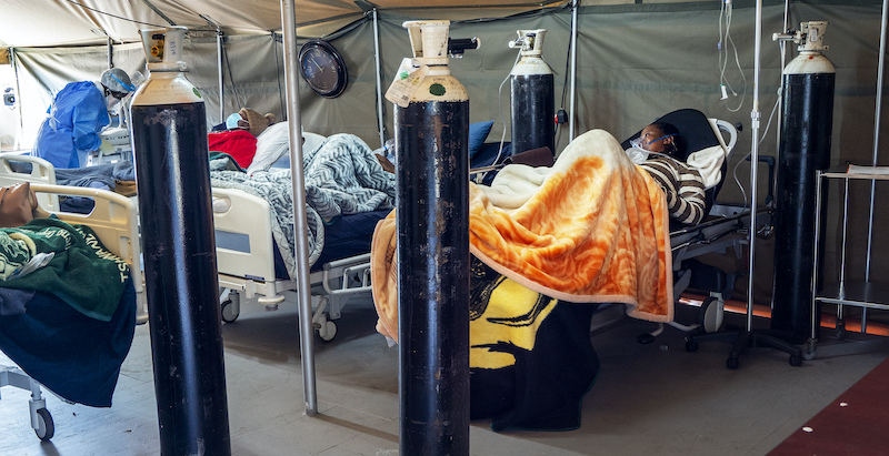 Pazienti affetti da COVID-19 al Tshwane District Hospital di Pretoria (AP Photo/Jerome Delay)