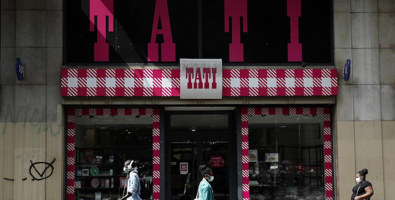 Tati a Barbès, Parigi, 8 luglio 2020 
(EPA/YOAN VALAT)