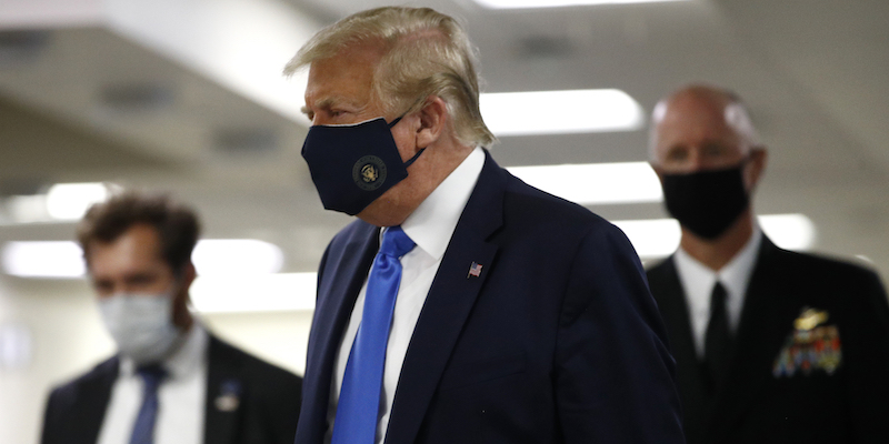 Il presidente degli Stati Uniti Donald Trump con una mascherina sul viso durante una visita all'ospedale militare Walter Reed di Bethesda, in Maryland, l'11 luglio 2020 (La Presse/AP Photo/Patrick Semansky)