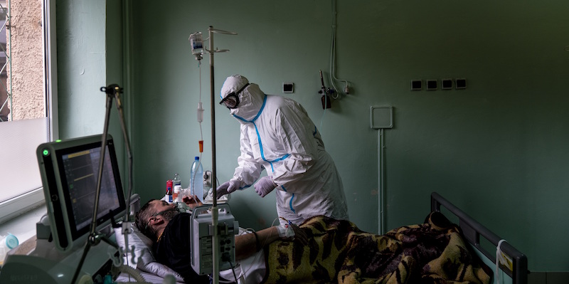 Un paziente ricoverato nel reparto di terapia intensiva dell'ospedale di Černivci, il 4 maggio (AP Photo/Evgeniy Maloletka)