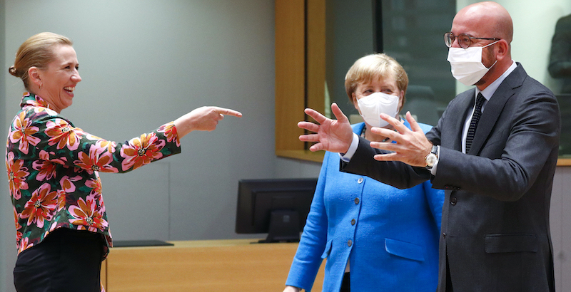 La prima ministra danese Mette Frederiksen insieme alla cancelliera tedesca Angela Merkel e al presidente del Consiglio Europeo Charles Michel (Francois Lenoir, Pool Photo via AP)