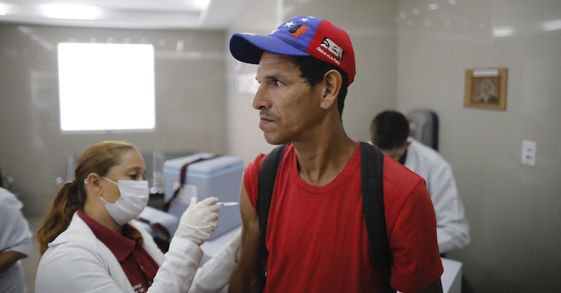 Una vaccinazione a Caracas, Venezuela. (Leonardo Fernandez Viloria/Getty Images)