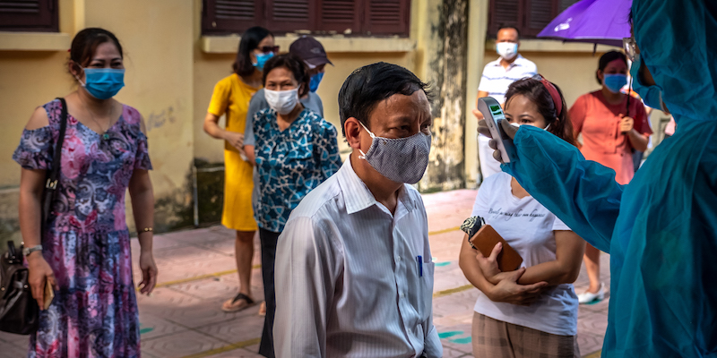 Persone di ritorno da Da Nang in fila per sottoporsi al test per il coronavirus ad Hanoi, in Vietnam, il 31 luglio 2020 (Getty Images/
Linh Pham / Stringer)