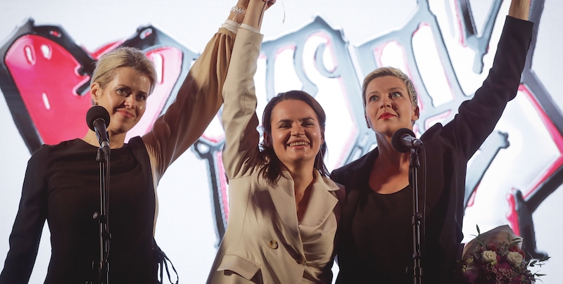 Da sinistra: Veronika Tsepkalo, Svetlana Tikhanovskaya e Maria Kolesnikova al comizio di Minsk del 30 luglio. (AP Photo/Sergei Grits)