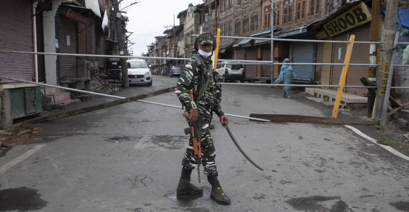 Un soldato paramilitare indiano a Srinagar, nello stato di Jammu e Kashmir, l'1 agosto 2020. (AP Photo/Mukhtar Khan)