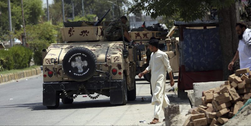 Militari afghani di fronte alla prigione di Jalalabad che è stata attaccata la notte del 3 agosto 2020. (AP Photo/Rahmat Gul)