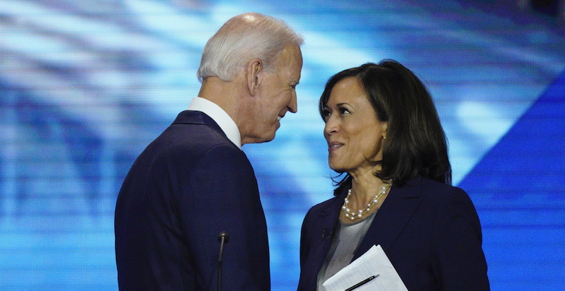 Joe Biden e Kamala Harris dopo un dibattito televisivo nel settembre del 2019. (AP Photo/David J. Phillip)