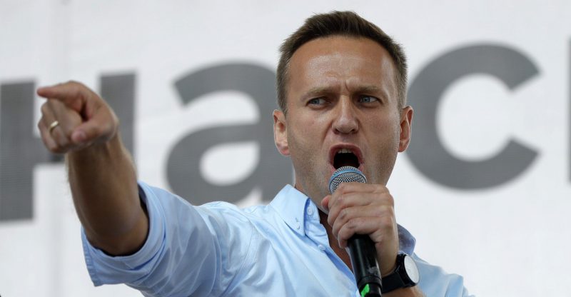 Alexei Navalny durante una protesta a Mosca, il 20 luglio 2019. (AP Photo/ Pavel Golovkin, File)