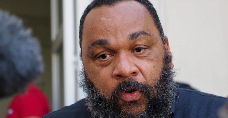 Dieudonné MBala MBala parla coi giornalisti fuori dall'aula di un tribunale il 22 giugno 2020 (Photo by GUILLAUME SOUVANT / AFP)