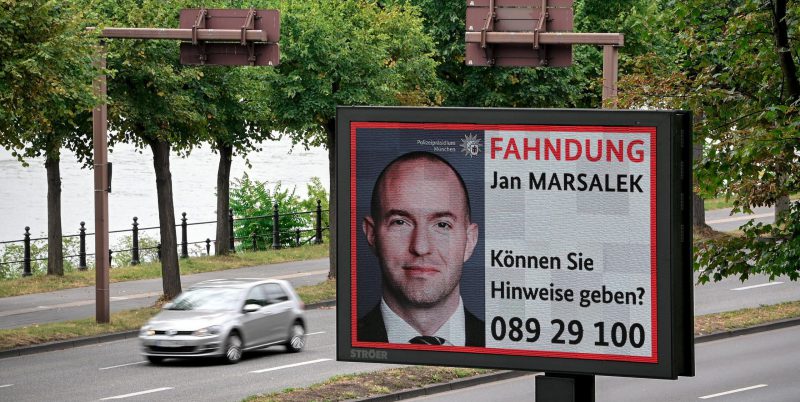 Un cartellone con la foto segnaletica di Jan Marsalek su un viale di Colonia, in Germania, il 14 agosto 2020. (EPA/SASCHA STEINBACH / ANSA)