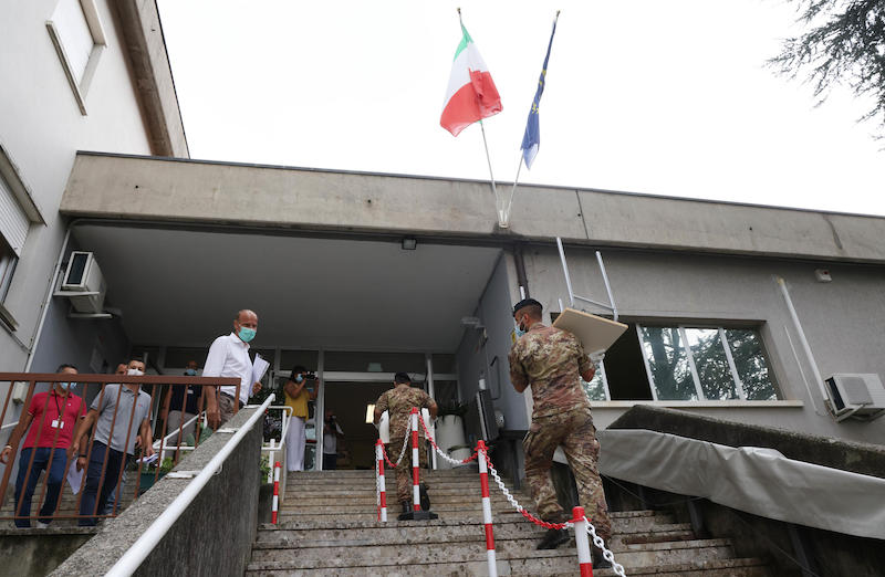 La consegna dei nuovi banchi monoposto in una scuola di Nembro, in provincia di Bergamo. (ANSA/ FILIPPO VENEZIA)