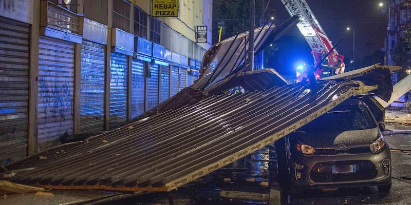 Le lamiere del tetto della RSA milanese scoperchiate nella notte tra venerdì e sabato. (ANSA/ ANDREA FASANI)