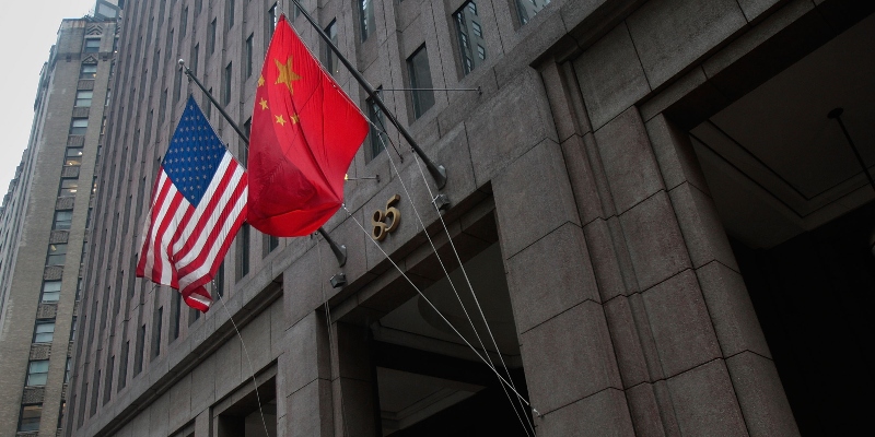 La bandiera della Repubblica popolare cinese appesa accanto alla bandiera statunitense fuori dalla sede della Goldman Sachs, a New York, il 16 dicembre 2008 (Chris Hondros / Getty Images)