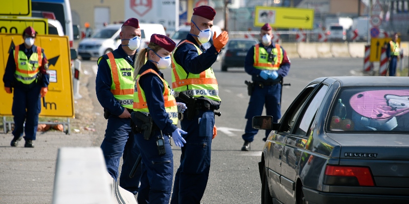 La polizia ungherese controlla le auto al valico con l'Austria a Nickelsdorf, il 18 marzo 2020 (
Thomas Kronsteiner/Getty Images)