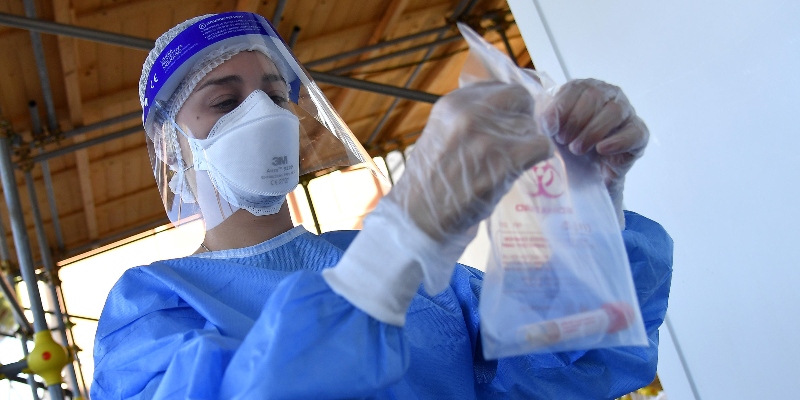 Operatori sanitari eseguono test per il coronavirus al "Santa Maria della Pieta" di Roma, il 17 agosto 2020 (ANSA/ETTORE FERRARI)
