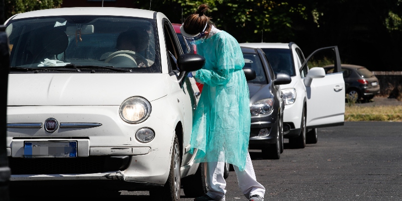 Tamponi per il coronavirus effettuati all'interno delle automobili nel quartiere Labaro di Roma, il 25 agosto 2020 (ANSA/GIUSEPPE LAMI)