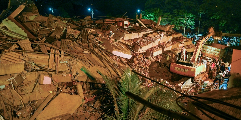 Soccorritori cercano sopravvissuti dopo il crollo di un palazzo a Mahad, in India (Foto AP)
