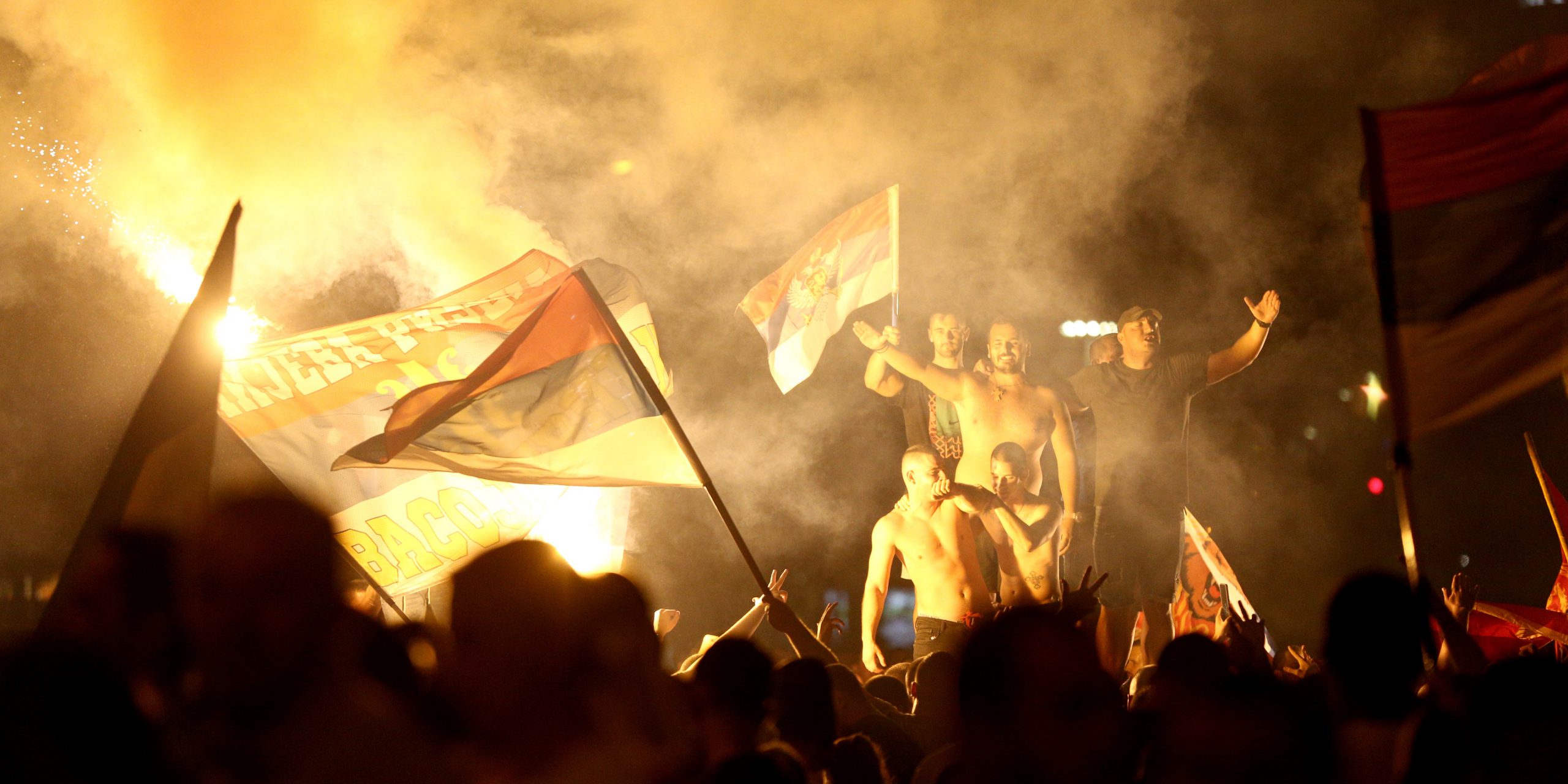 Sostenitori della coalizione "Per il futuro del Montenegro" festeggiano il risultato delle elezioni del 30 agosto a Podgorica (Filip Filipovic/Getty Images)