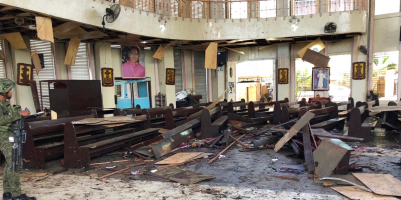 Un'immagine della cattedrale di Jolo colpita dall'attentato del gennaio del 2019 (WESMINCOM Armed Forces of the Philippines Via AP)
