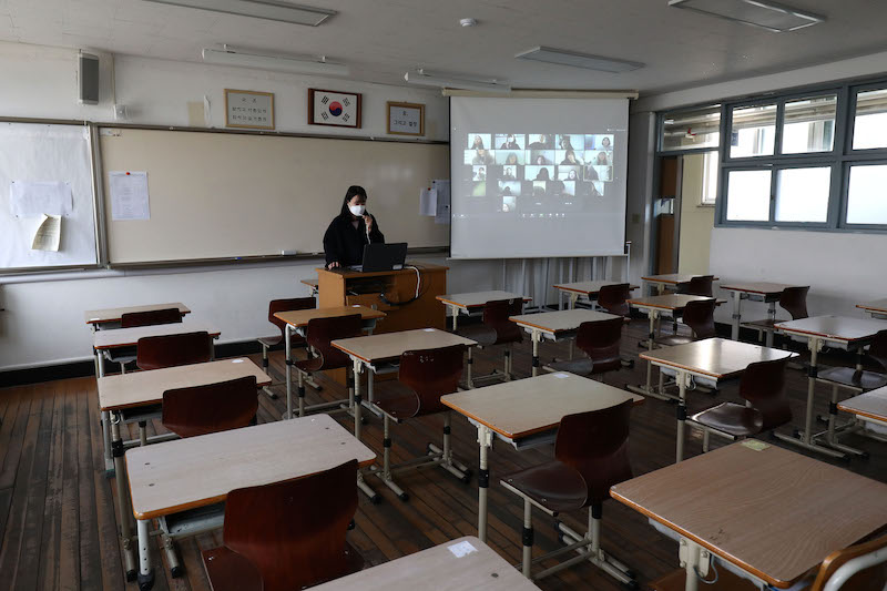 Una lezione a distanza in una scuola di Seul, lo scorso aprile. (Chung Sung-Jun/Getty Images)