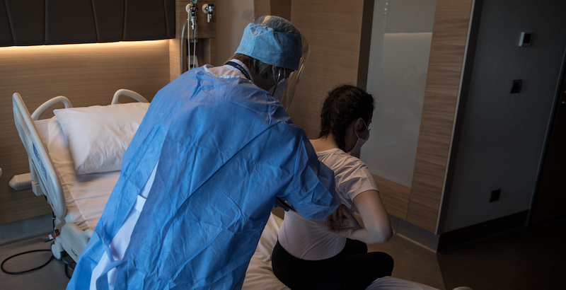 Una paziente in via di guarigione dalla COVID-19 in un ospedale di Istanbul. (Chris McGrath/Getty Images)