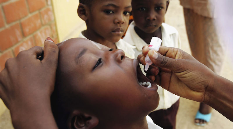 La somministrazione del vaccino per la poliomielite in una scuola nigeriana. (Chris Hondros/Getty Images)