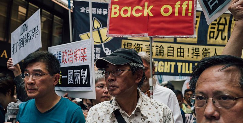 Lam Wing-Kee (centro) durante una manifestazione in favore della democrazia a Hong Kong, il 18 giugno 2016 (Anthony Kwan/Getty Images)
