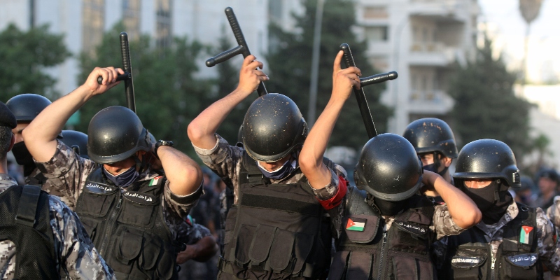 La polizia giordana chiude le strade che portano all'area dell'ufficio del primo ministro, il 29 luglio 2020, ad Amman, in Giordania (Foto di Jordan PIx/Getty Images)