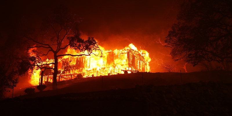 Una casa in fiamme nell'area di Napa, in California, il 18 agosto 2020 (Justin Sullivan/Getty Images)