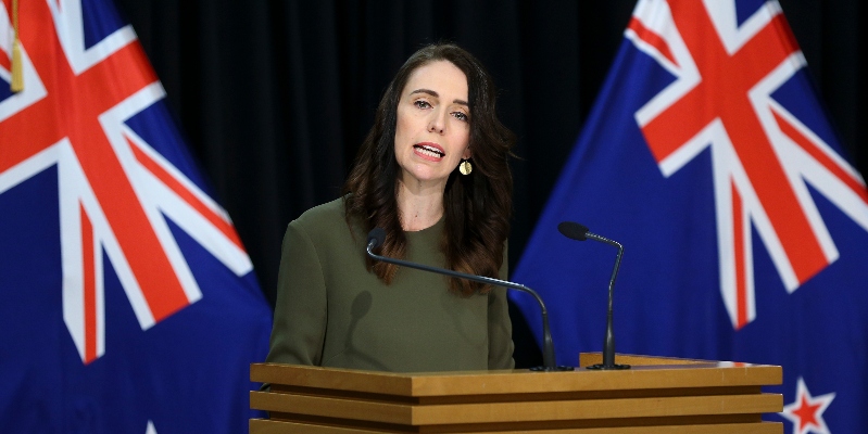 La prima ministra Jacinda Ardern, durante una conferenza stampa al parlamento neozelandese. Welllington, 17 agosto 2020 (Hagen Hopkins/Getty Images)