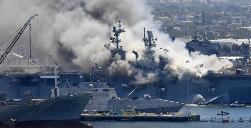 Incendio sulla USS Bonhomme Richard, ormeggiata alla base navale di San Diego, domenica 12 luglio 2020. (AP Photo/Denis Poroy, File / LAPRESSE)