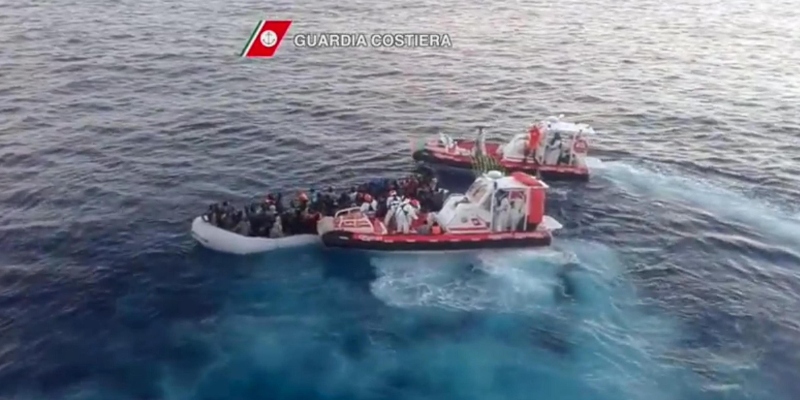 Migranti soccorsi nel Mediterraneo centrale, tra Libia e Sicilia, nel corso operazioni di soccorso coordinate dalla centrale operativa di Roma della Guardia Costiera, il 27 gennaio 2017 (ANSA/GUARDIA COSTIERA)
