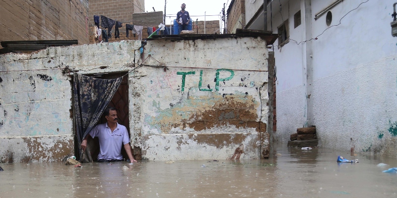 Inondazioni a Karachi, in Pakistan, il 25 agosto 2020 (EPA/REHAN KHAN)