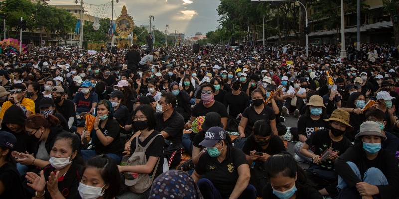 La manifestazione degli attivisti pro-democrazia a Bangkok, in Thailandia, il 16 agosto 2020 (Lauren DeCicca/Getty Images)