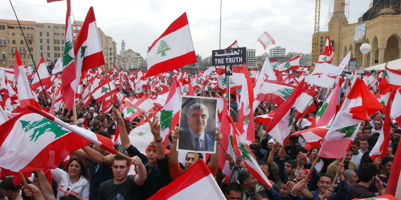 Una manifestazione di protesta per l'uccisione dell'ex primo ministro libanese Rafik Hariri in piazza Martyr, a Beirut, in Libano, il 7 marzo 2005 (Marco Di Lauro/Getty Images)