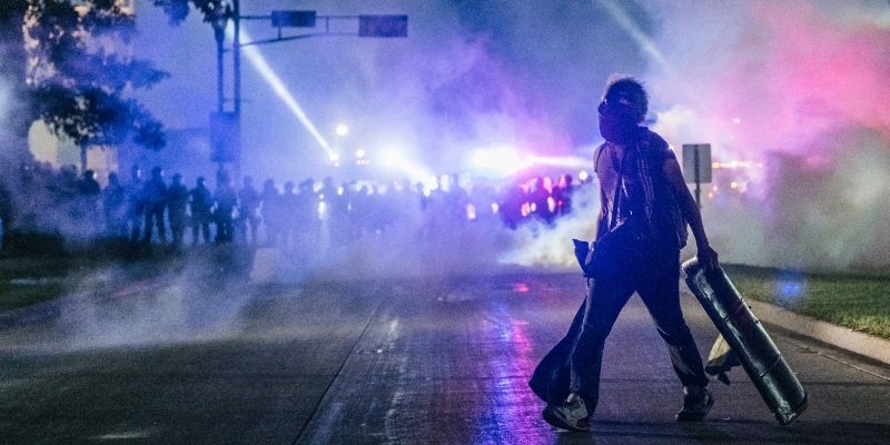 Un'immagine della terza notte di scontri fra la polizia e i manifestanti che protestano per il ferimento di Jacob Blake (Brandon Bell/Getty Images)