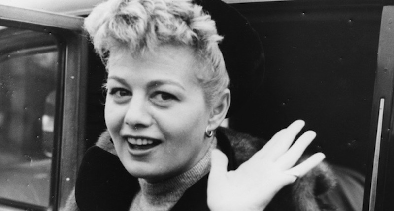 Shelley Winters all'aeroporto di Londra il 6 novembre 1954
(J. Wilds/Keystone/Getty Images)