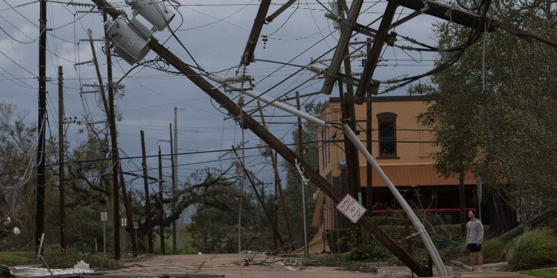 Tralicci dell'elettricità abbattuti dall'uragano Laura a Lake Charles, in Louisiana, negli Stati Uniti, il 27 agosto 2020 (Godofredo A. Vásquez/Houston Chronicle via AP)